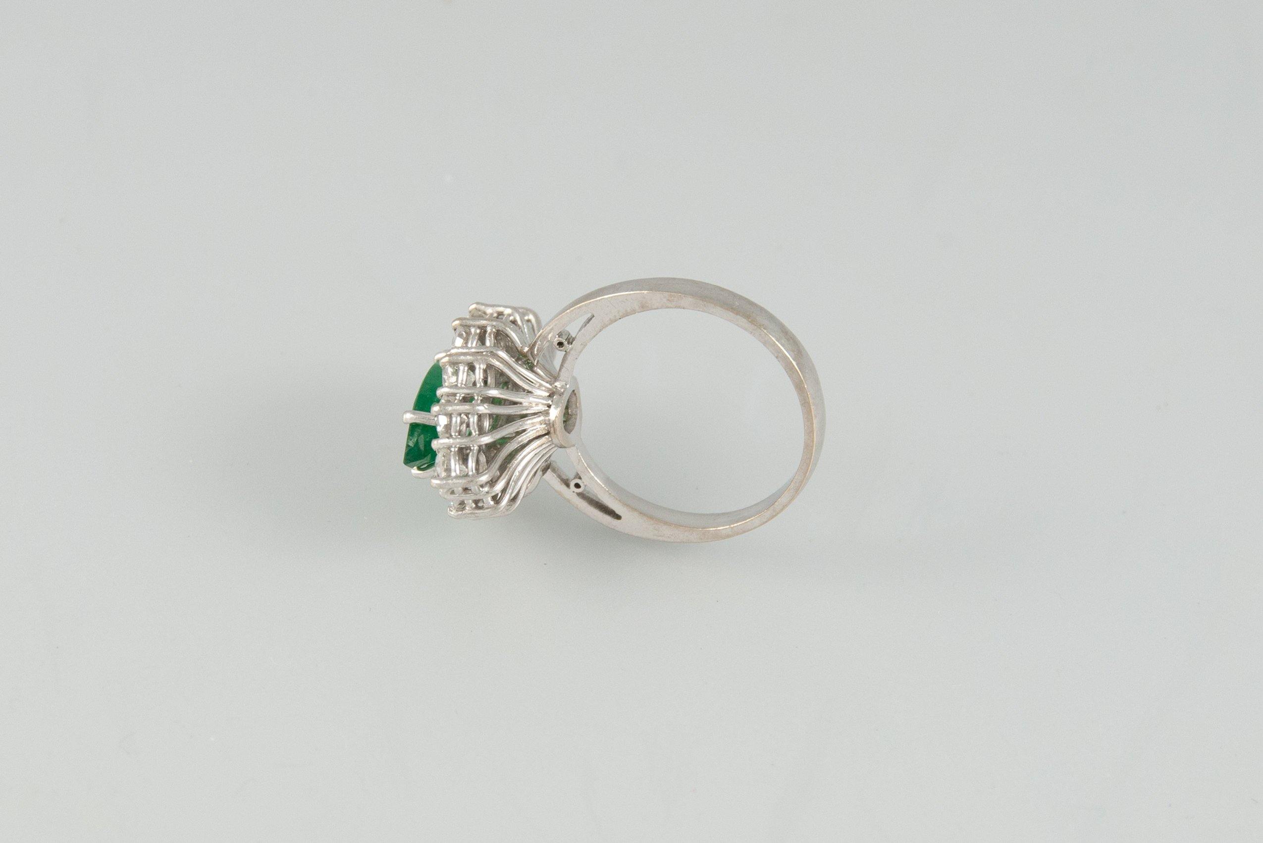 Anillo en oro blanco 18k con esmeralda y brillantes - Mayka Jewels