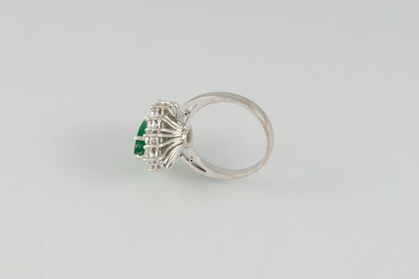 Anillo en oro blanco 18k con esmeralda y brillantes - Mayka Jewels