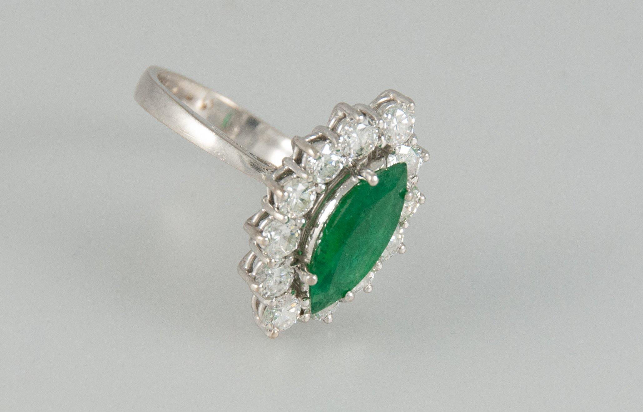 Anillo en oro blanco 18k con esmeralda y brillantes - Mayka Jewels