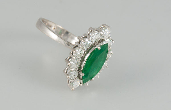 Anillo en oro blanco 18k con esmeralda y brillantes - Mayka Jewels