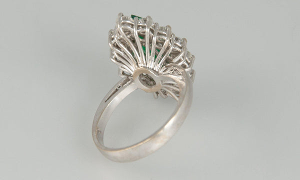 Anillo en oro blanco 18k con esmeralda y brillantes - Mayka Jewels