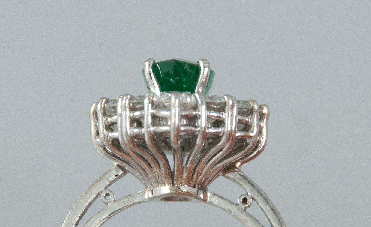 Anillo en oro blanco 18k con esmeralda y brillantes - Mayka Jewels