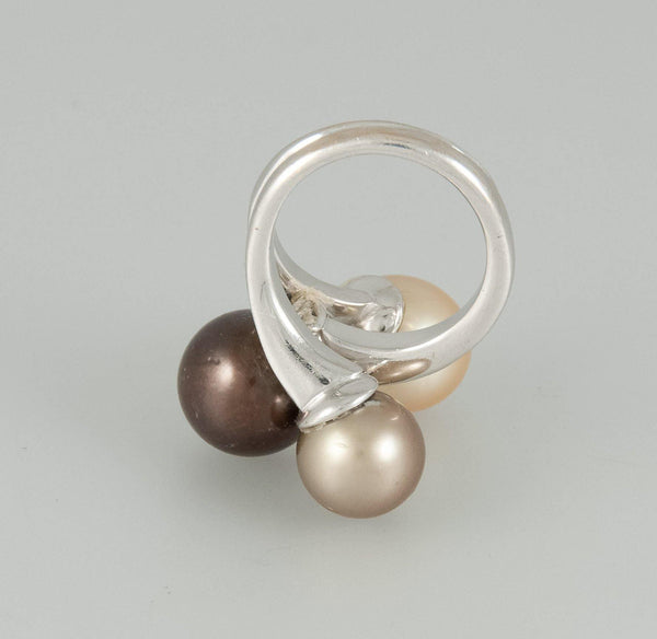 Anillo en oro blanco 18k con perlas de color y brillantes - Mayka Jewels