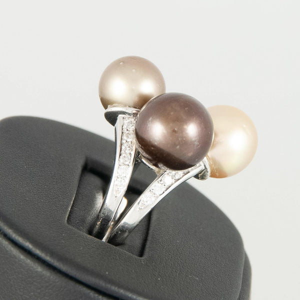 Anillo en oro blanco 18k con perlas de color y brillantes - Mayka Jewels
