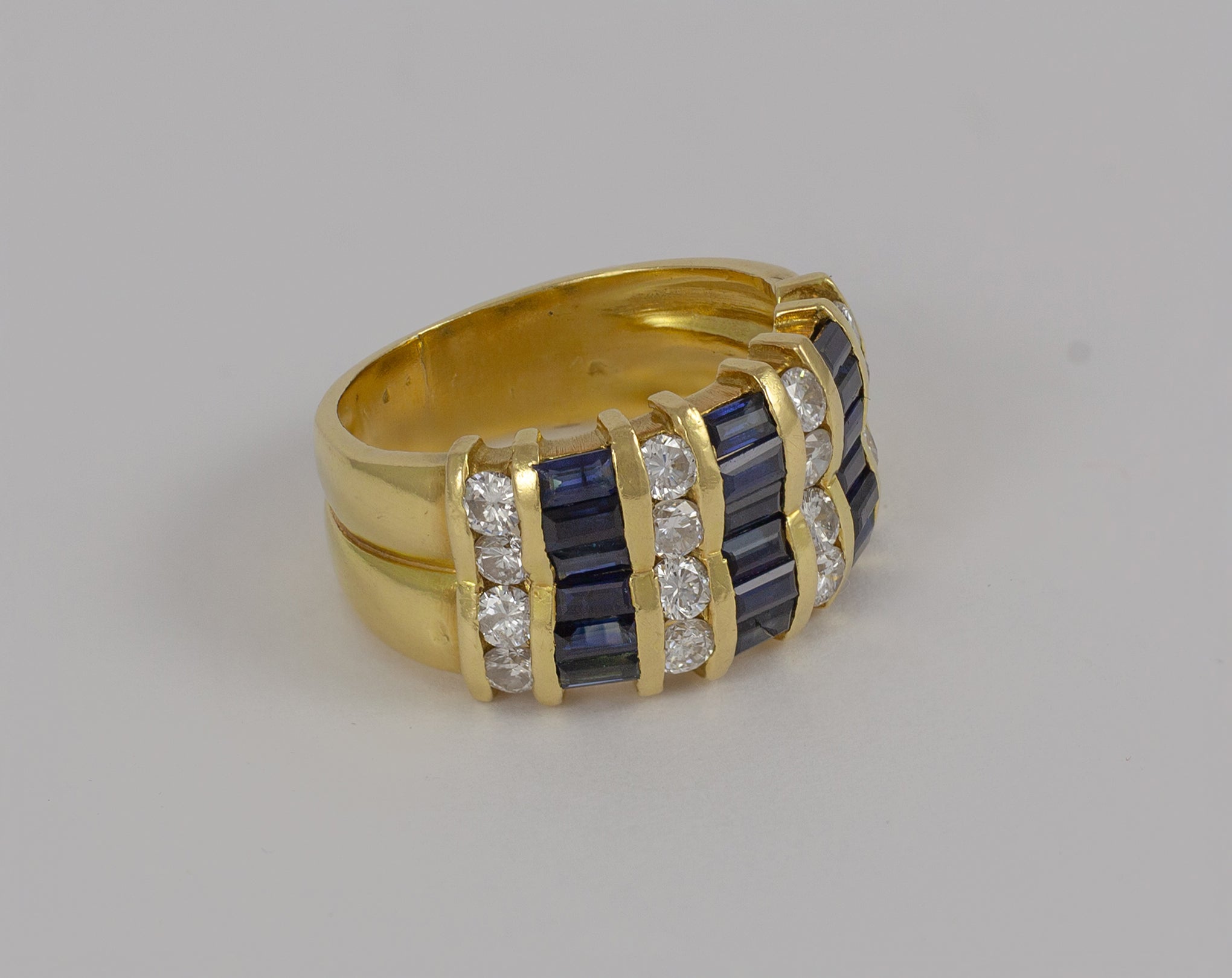 Anillo en oro amarillo 18k con brillantes y zafiros - Mayka Jewels