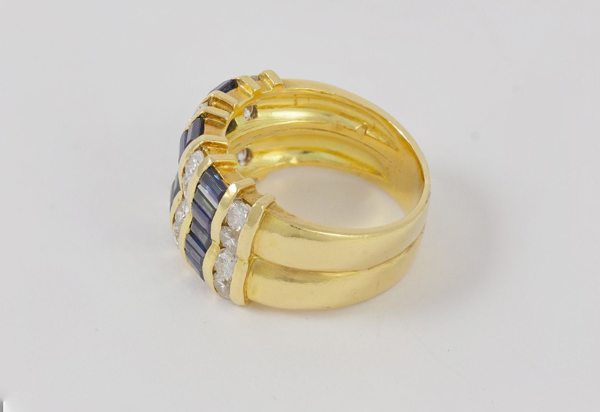 Anillo en oro amarillo 18k con brillantes y zafiros - Mayka Jewels