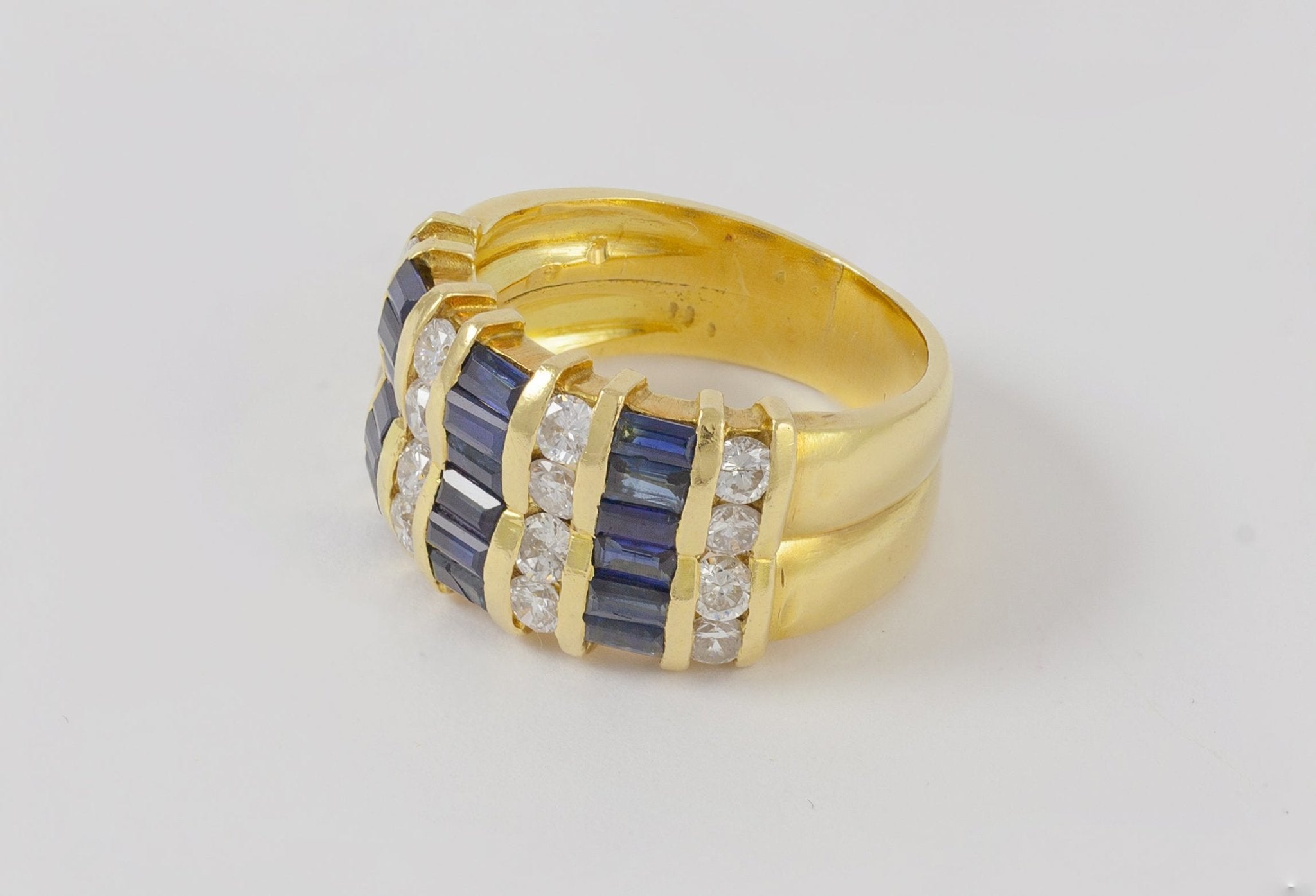Anillo en oro amarillo 18k con brillantes y zafiros - Mayka Jewels