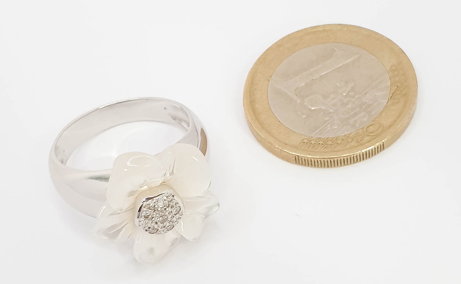 Anillo en oro blanco 18k con brillantes y flor de nácar - Mayka Jewels