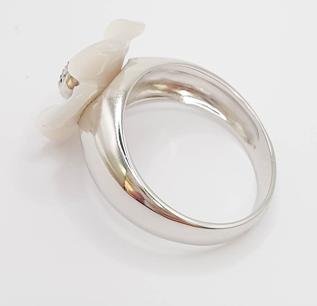 Anillo en oro blanco 18k con brillantes y flor de nácar - Mayka Jewels