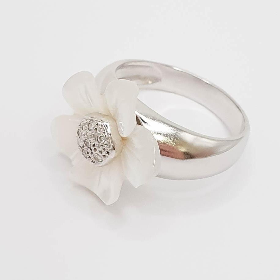 Anillo en oro blanco 18k con brillantes y flor de nácar - Mayka Jewels