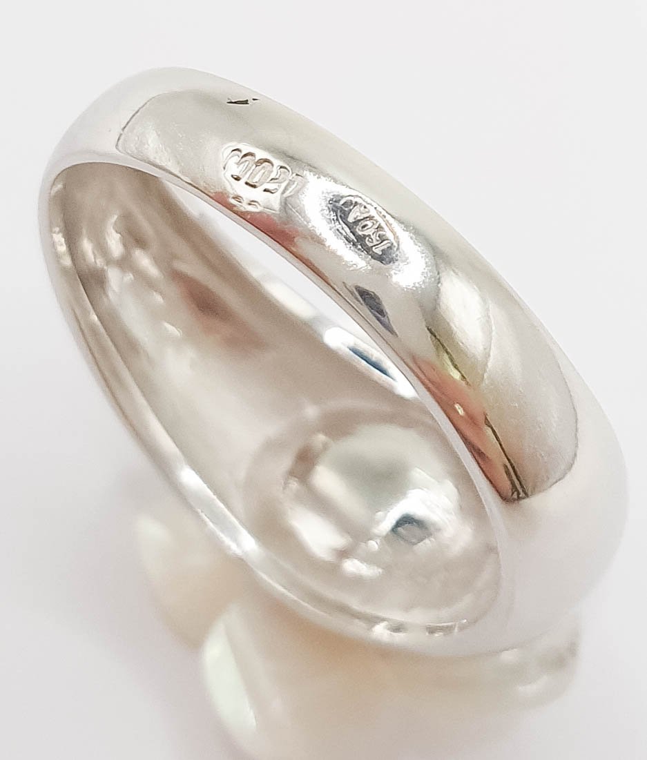 Anillo en oro blanco 18k con brillantes y flor de nácar - Mayka Jewels
