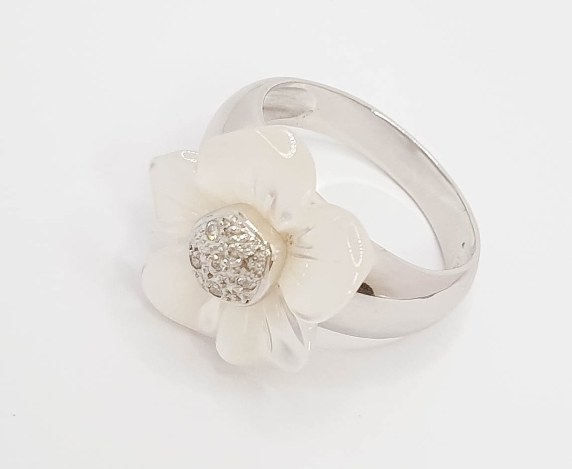Anillo en oro blanco 18k con brillantes y flor de nácar - Mayka Jewels