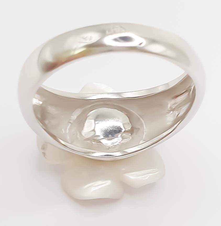 Anillo en oro blanco 18k con brillantes y flor de nácar - Mayka Jewels