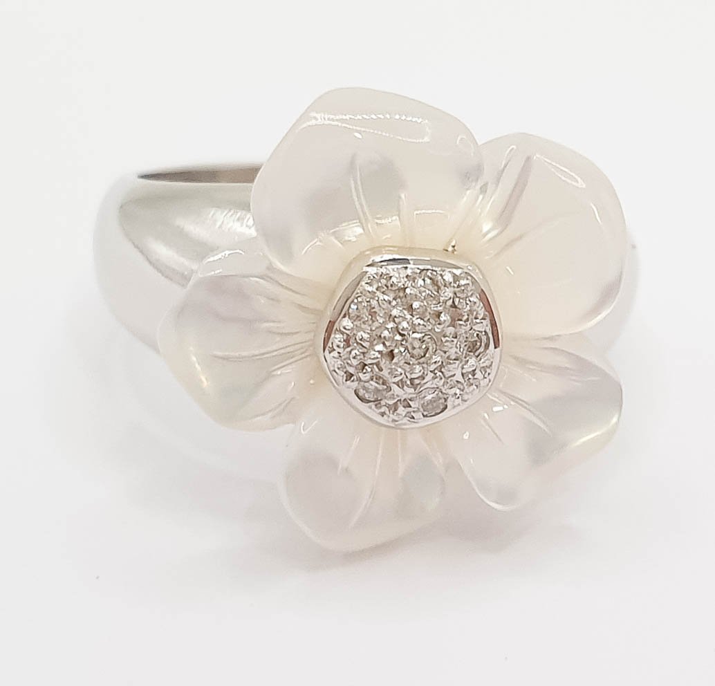 Anillo en oro blanco 18k con brillantes y flor de nácar - Mayka Jewels