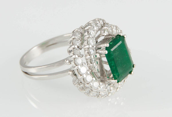 Anillo en oro blanco 18k con esmeralda y brillantes - Mayka Jewels