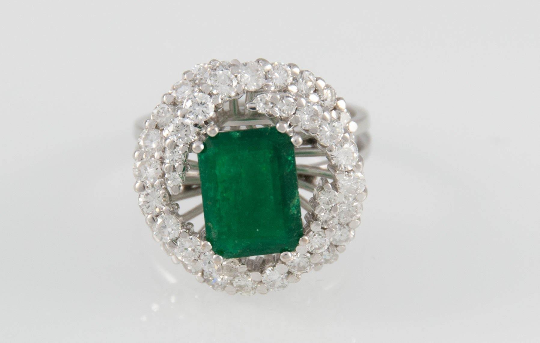 Anillo en oro blanco 18k con esmeralda y brillantes - Mayka Jewels