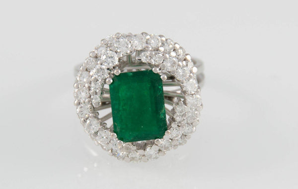 Anillo en oro blanco 18k con esmeralda y brillantes - Mayka Jewels