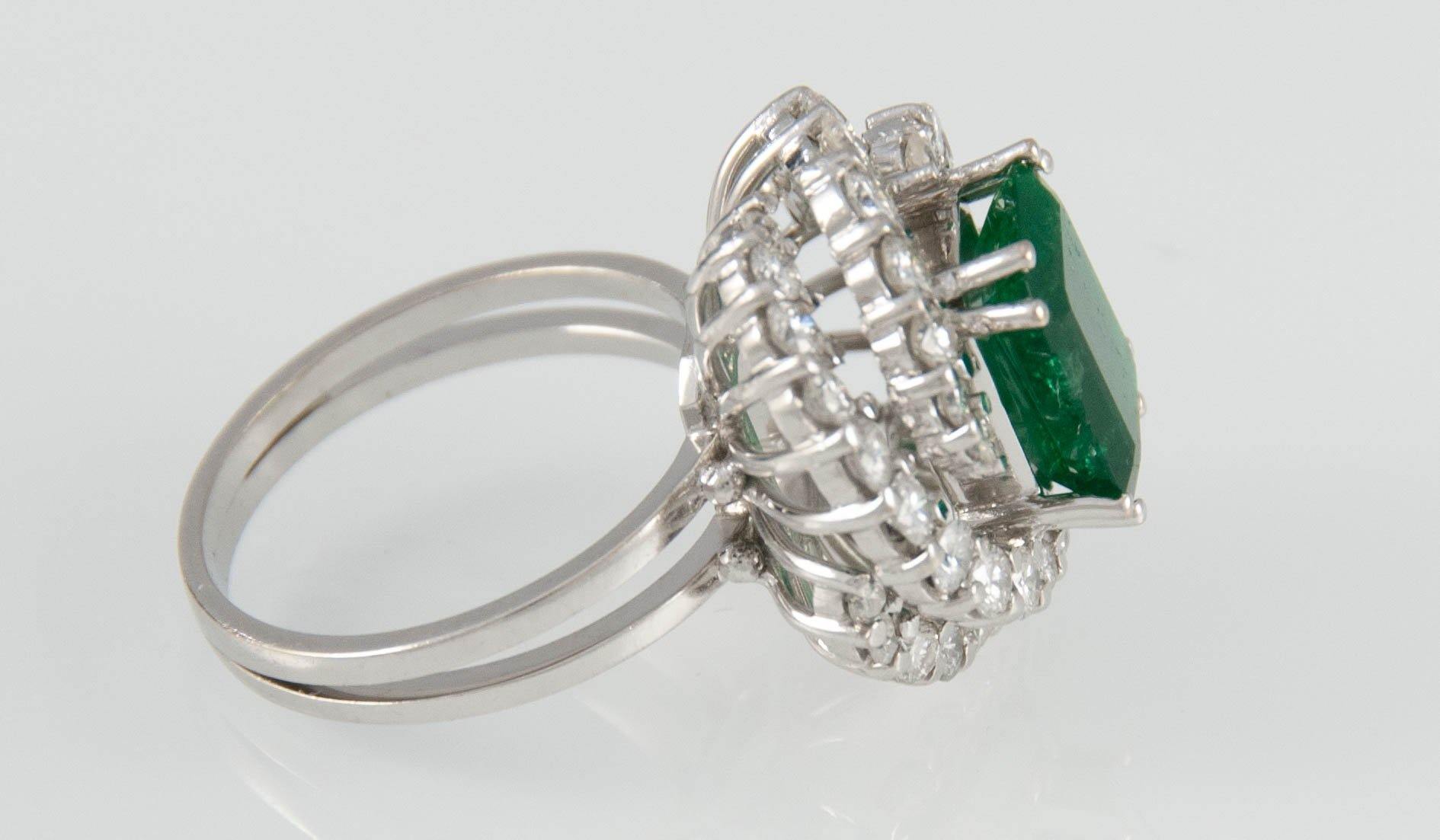 Anillo en oro blanco 18k con esmeralda y brillantes - Mayka Jewels