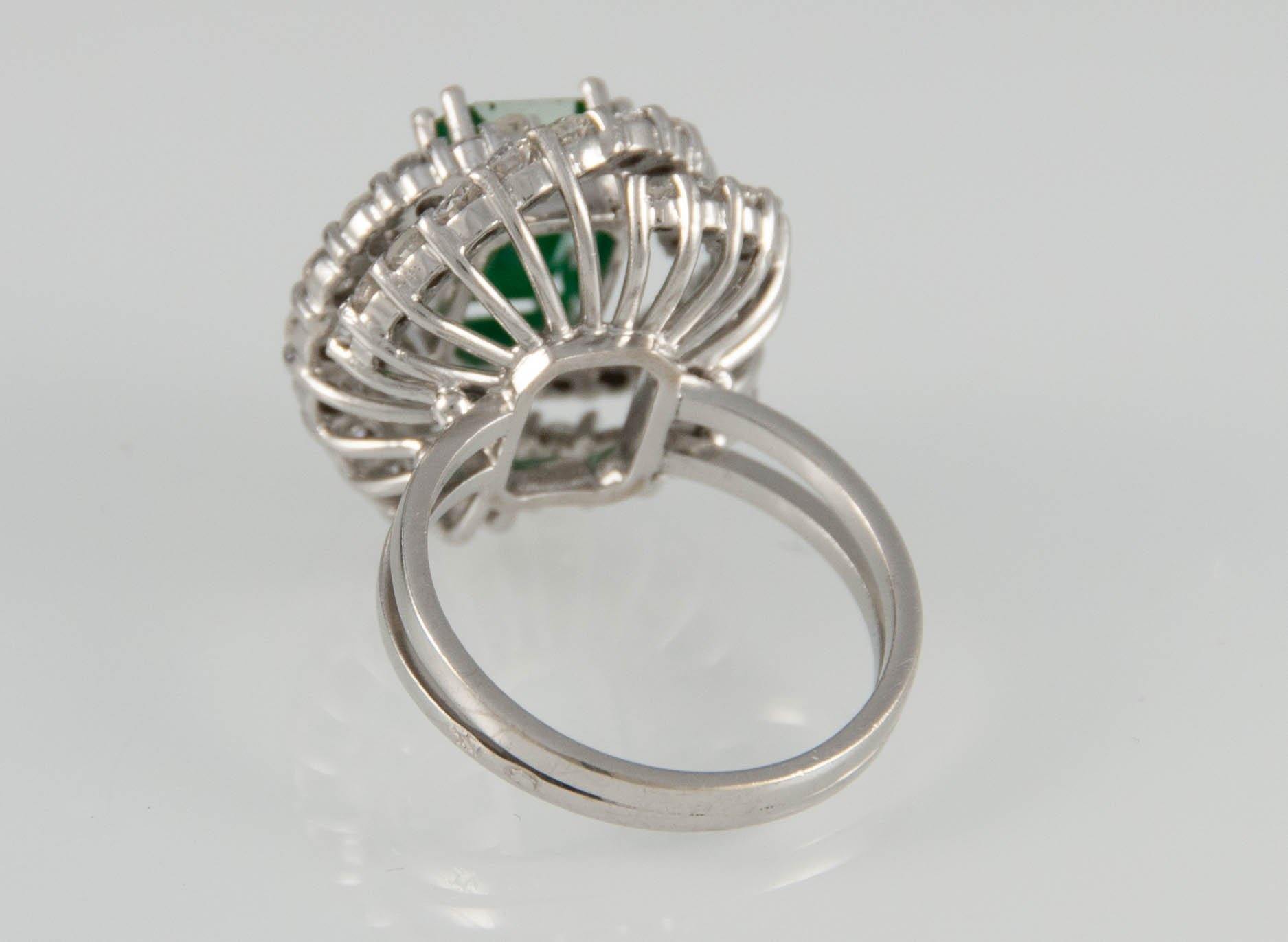 Anillo en oro blanco 18k con esmeralda y brillantes - Mayka Jewels