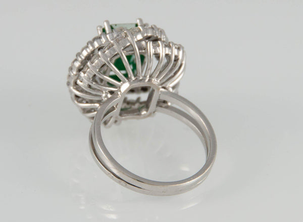 Anillo en oro blanco 18k con esmeralda y brillantes - Mayka Jewels