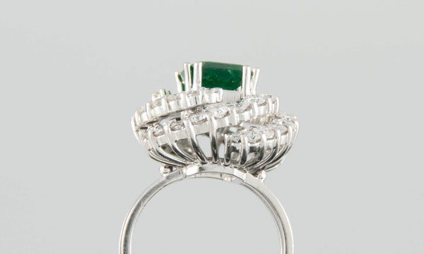 Anillo en oro blanco 18k con esmeralda y brillantes - Mayka Jewels