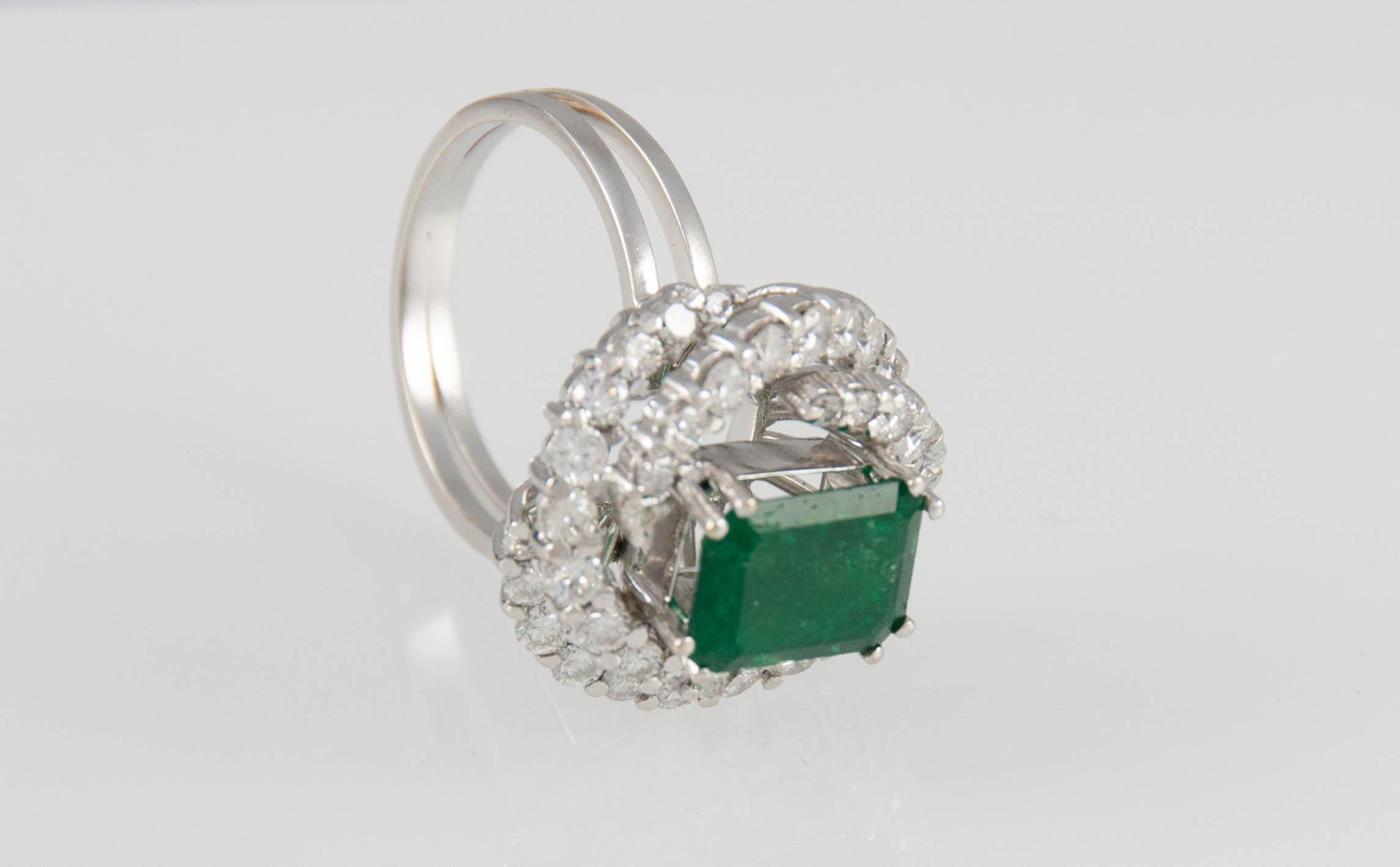 Anillo en oro blanco 18k con esmeralda y brillantes - Mayka Jewels