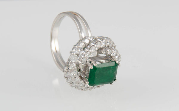 Anillo en oro blanco 18k con esmeralda y brillantes - Mayka Jewels