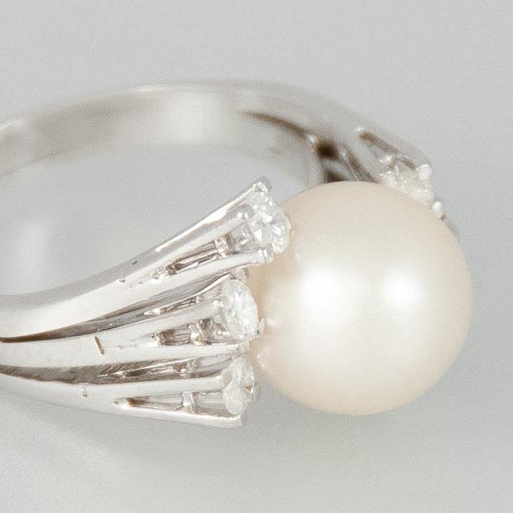 Anillo en oro blanco 18k con perla natural y brillantes - Mayka Jewels
