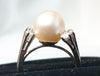 Anillo en oro blanco 18k con perla natural y brillantes - Mayka Jewels