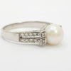 Anillo en oro blanco 18k con perla y brillantes - Mayka Jewels