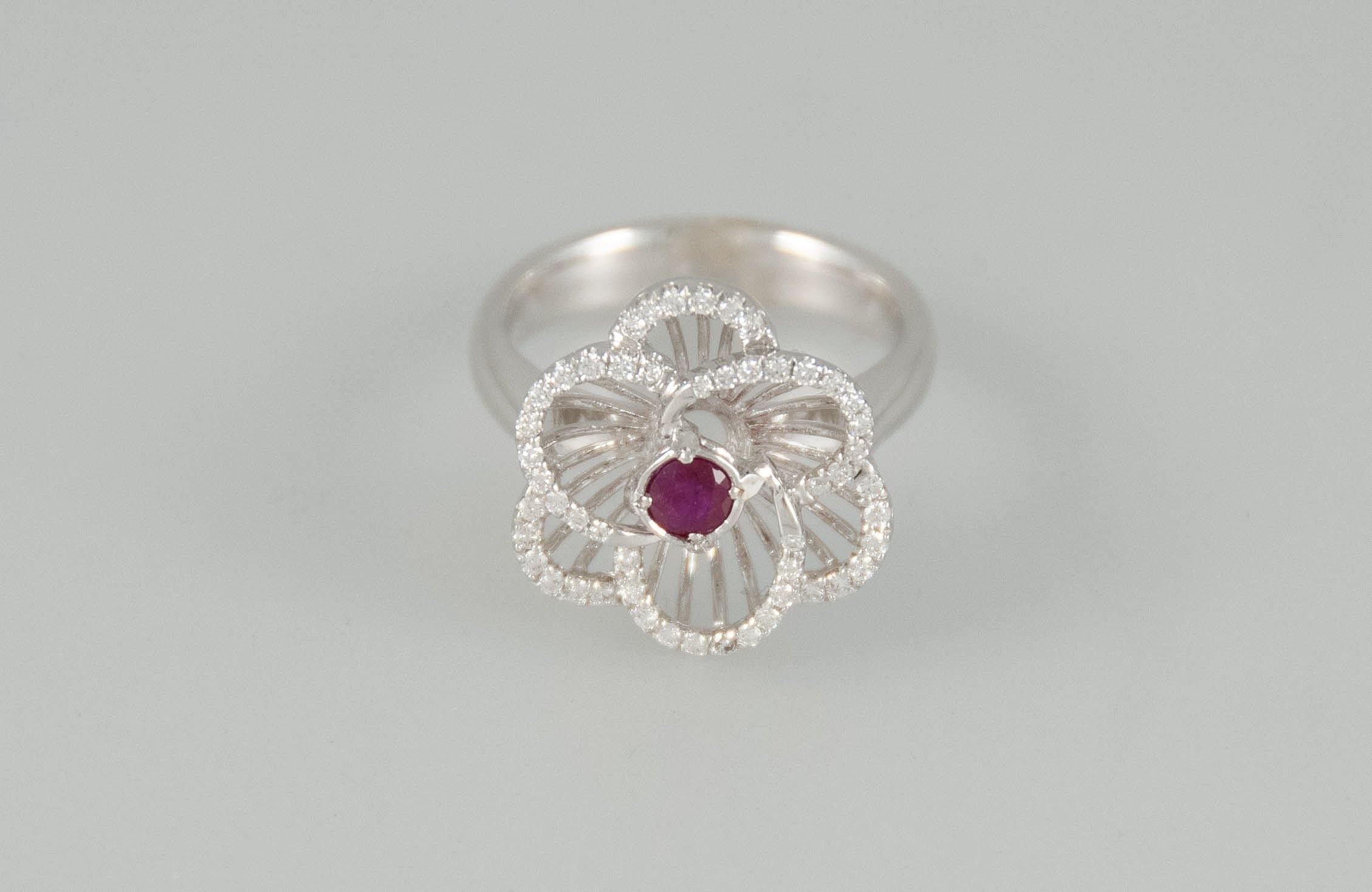 Anillo en oro blanco 18k con rubí y brillantes - Mayka Jewels