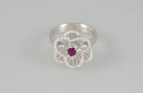 Anillo en oro blanco 18k con rubí y brillantes - Mayka Jewels