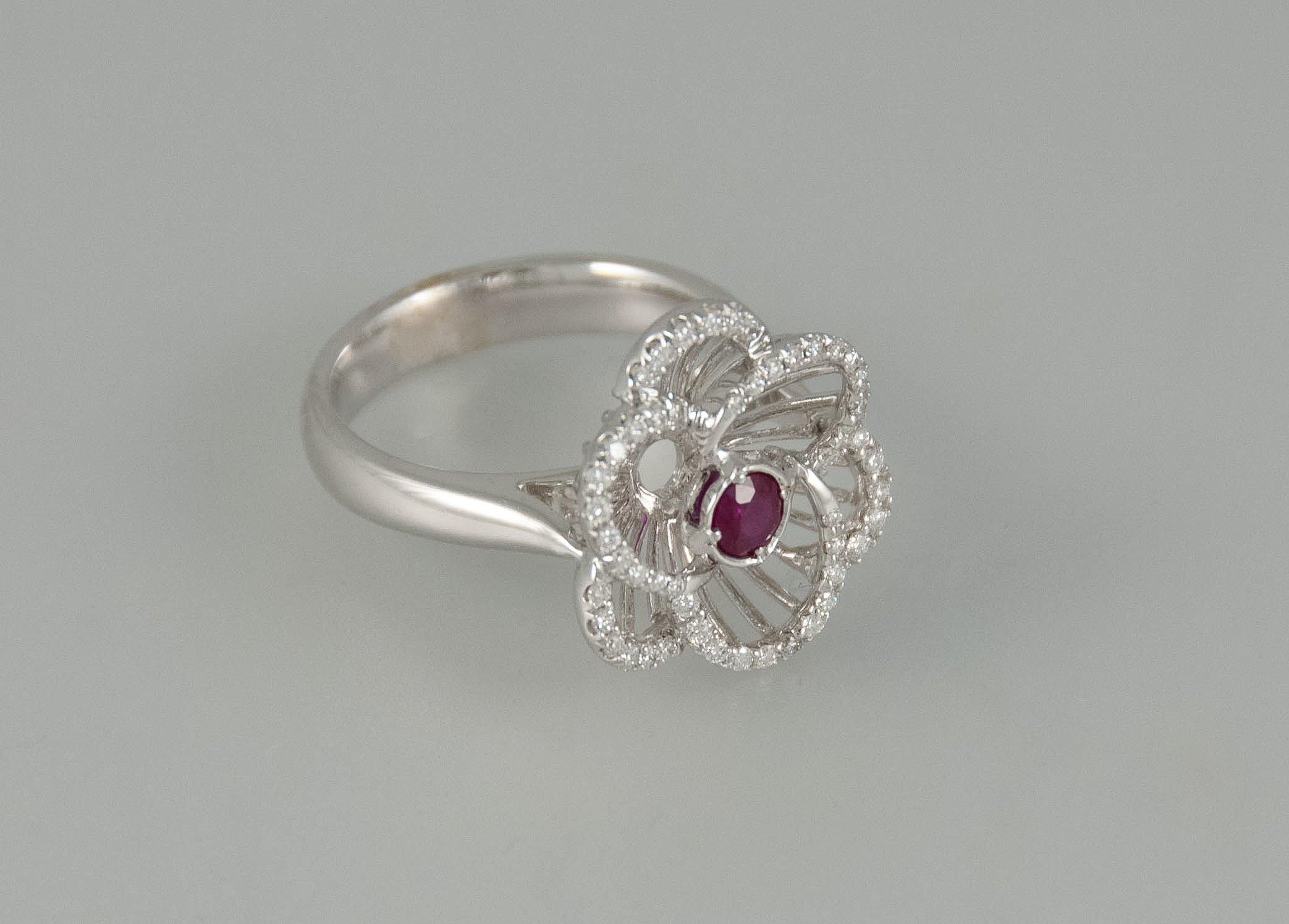 Anillo en oro blanco 18k con rubí y brillantes - Mayka Jewels