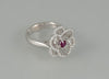 Anillo en oro blanco 18k con rubí y brillantes - Mayka Jewels