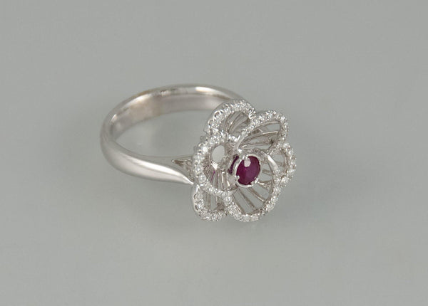 Anillo en oro blanco 18k con rubí y brillantes - Mayka Jewels