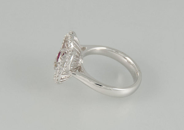 Anillo en oro blanco 18k con rubí y brillantes - Mayka Jewels