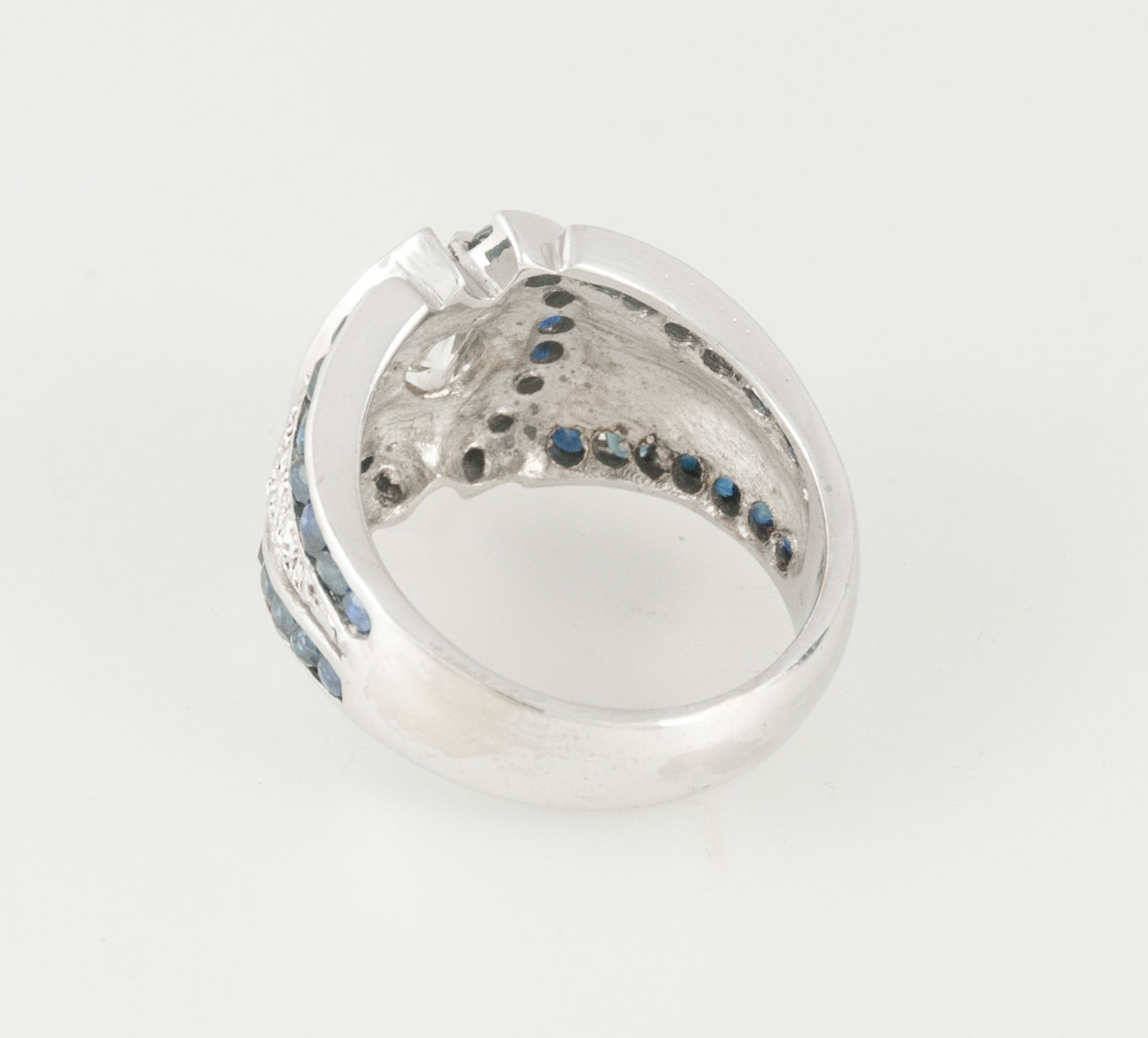 Anillo en oro blanco 18k con zafiros y brillante 1.68 ct - Mayka Jewels