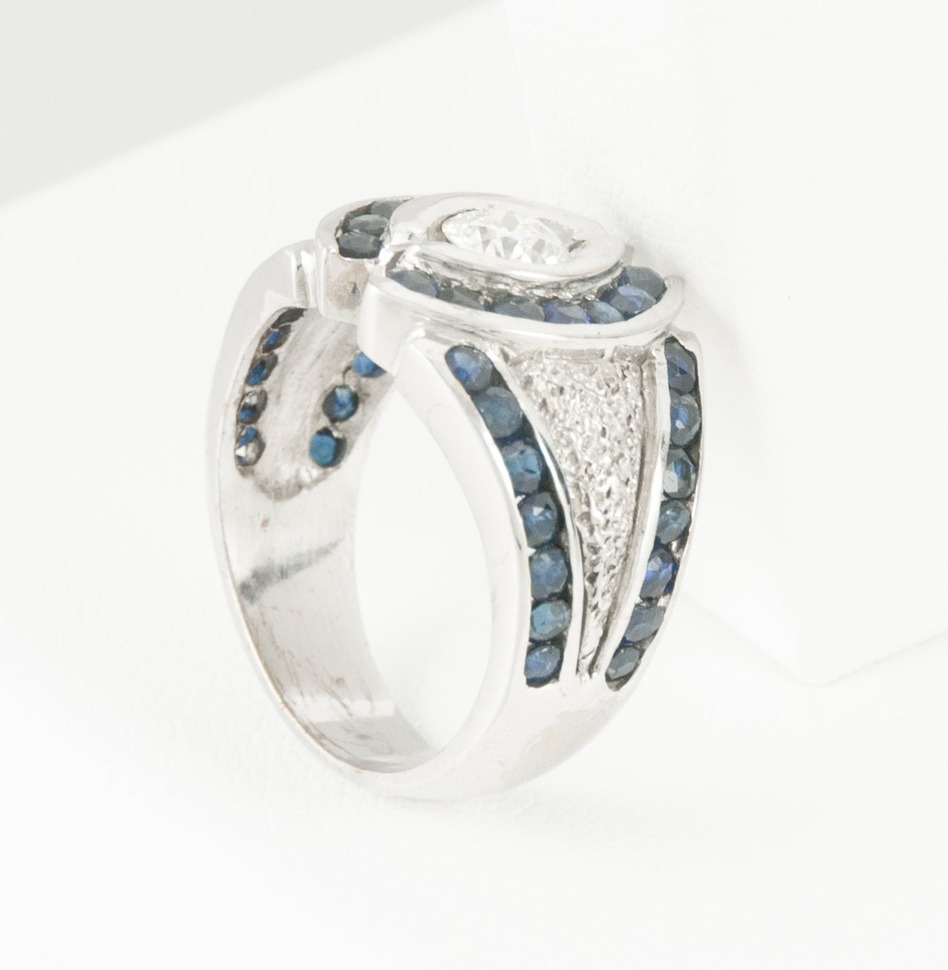 Anillo en oro blanco 18k con zafiros y brillante 1.68 ct - Mayka Jewels