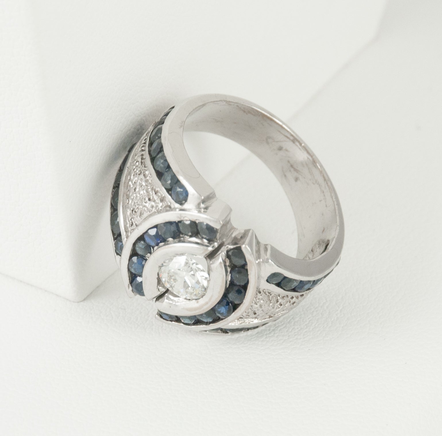 Anillo en oro blanco 18k con zafiros y brillante 1.68 ct - Mayka Jewels