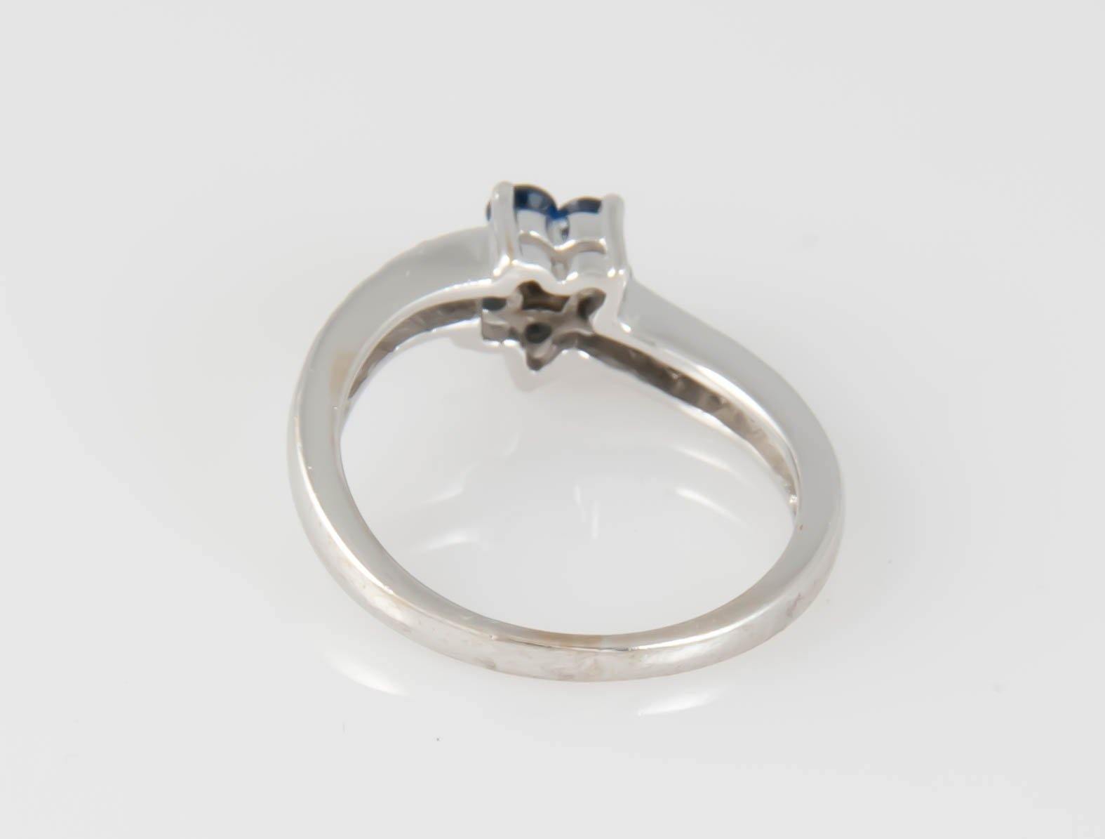 Anillo en oro blanco 18k con zafiros y brillantes - Mayka Jewels