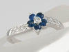 Anillo en oro blanco 18k con zafiros y brillantes - Mayka Jewels
