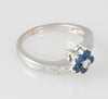 Anillo en oro blanco 18k con zafiros y brillantes - Mayka Jewels