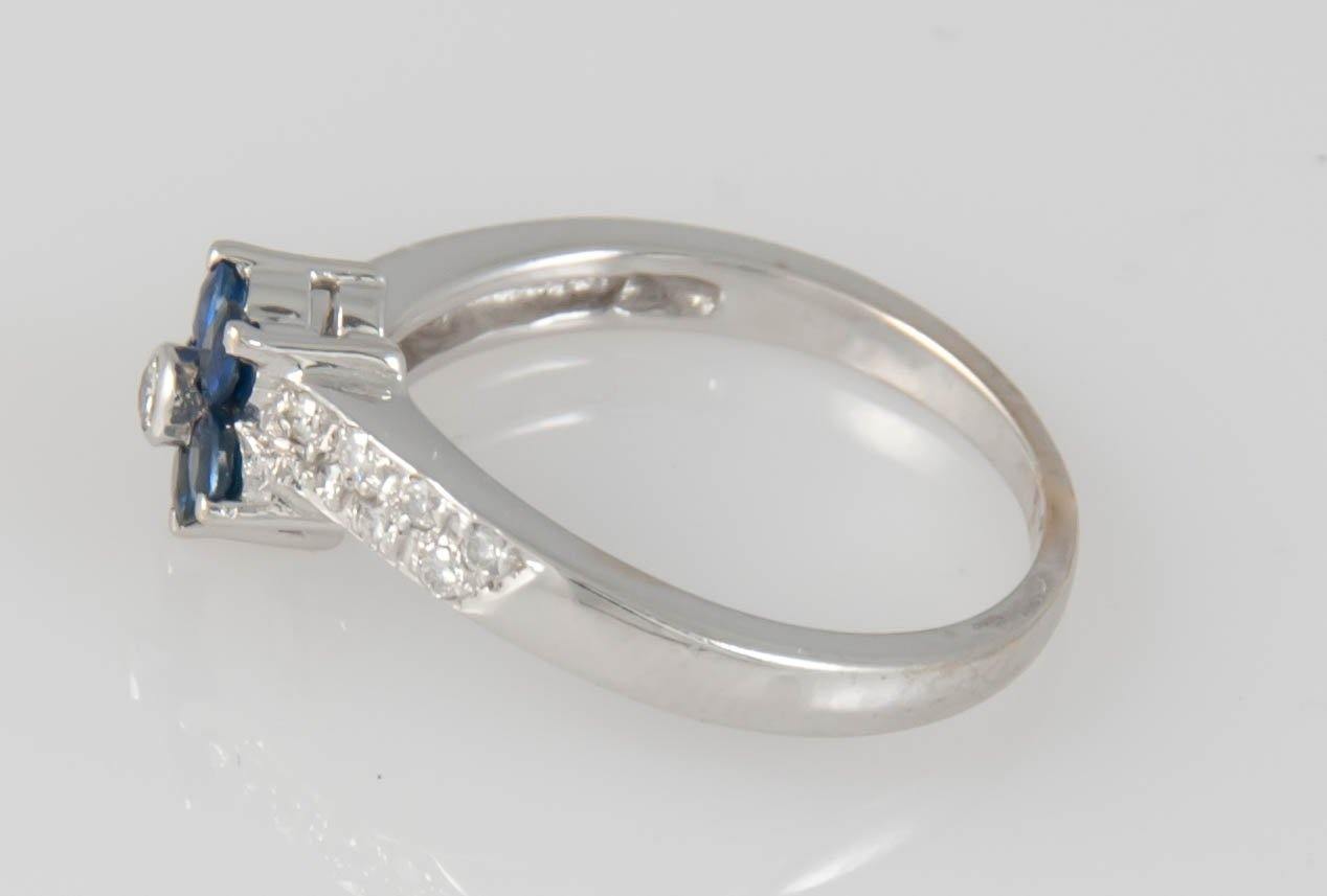 Anillo en oro blanco 18k con zafiros y brillantes - Mayka Jewels