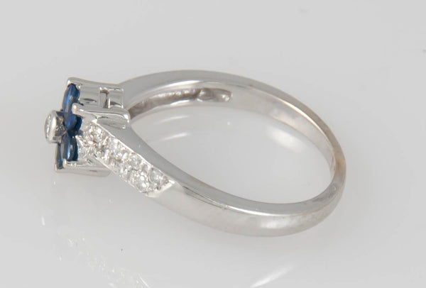 Anillo en oro blanco 18k con zafiros y brillantes - Mayka Jewels