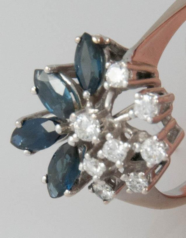 Anillo en oro blanco de 14k con zafiros y brillantes - Mayka Jewels
