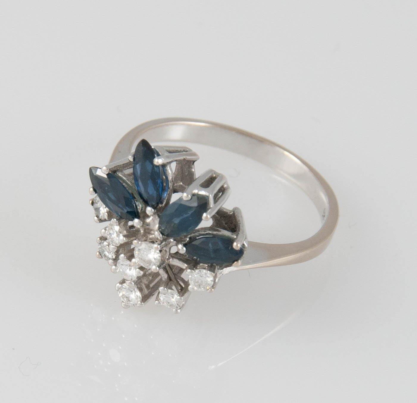 Anillo en oro blanco de 14k con zafiros y brillantes - Mayka Jewels