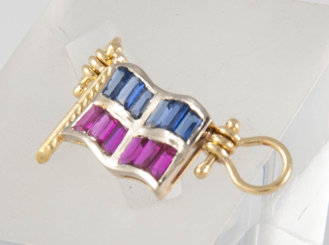 Bandera Náutica en oro 18k con zafiros y rubíes hecho a mano - Letra E - Mayka Jewels