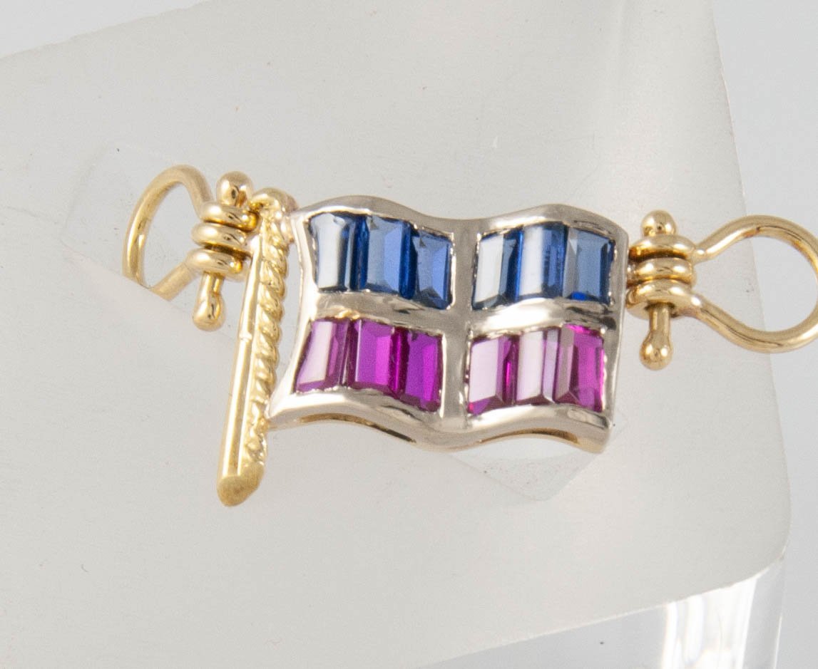 Bandera Náutica en oro 18k con zafiros y rubíes hecho a mano - Letra E - Mayka Jewels