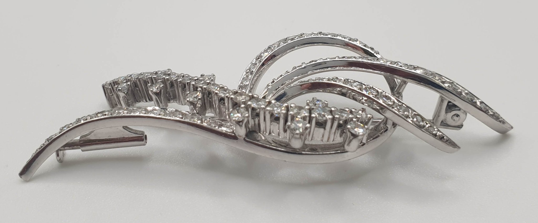Broche años 40 en oro blanco 18k con diamantes 1.43 quilates - Mayka Jewels