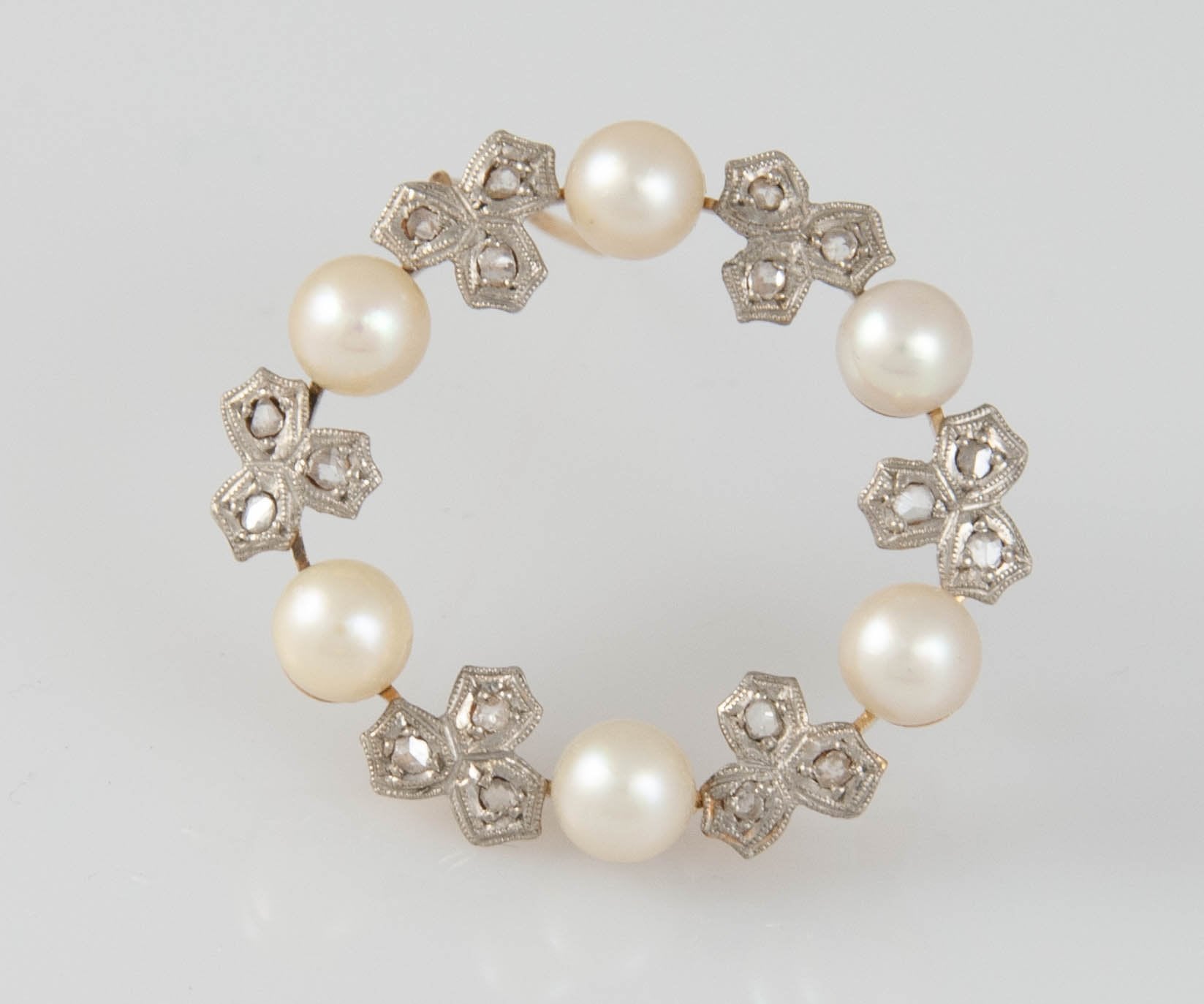 Broche antiguo en oro 18k con perlas naturales y diaman tes 0.40 quilates - Mayka Jewels